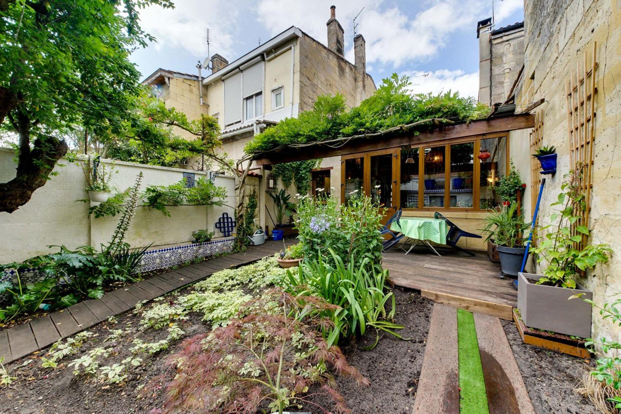 Superbe maison en pierre bordelaise avec parking, deux lits doubles, terrasse et jardin Bordeaux Extérieur photo